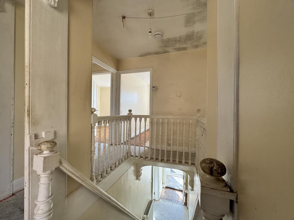 Lot: 130 - MID-TERRACE CORNER HOUSE - Landing area